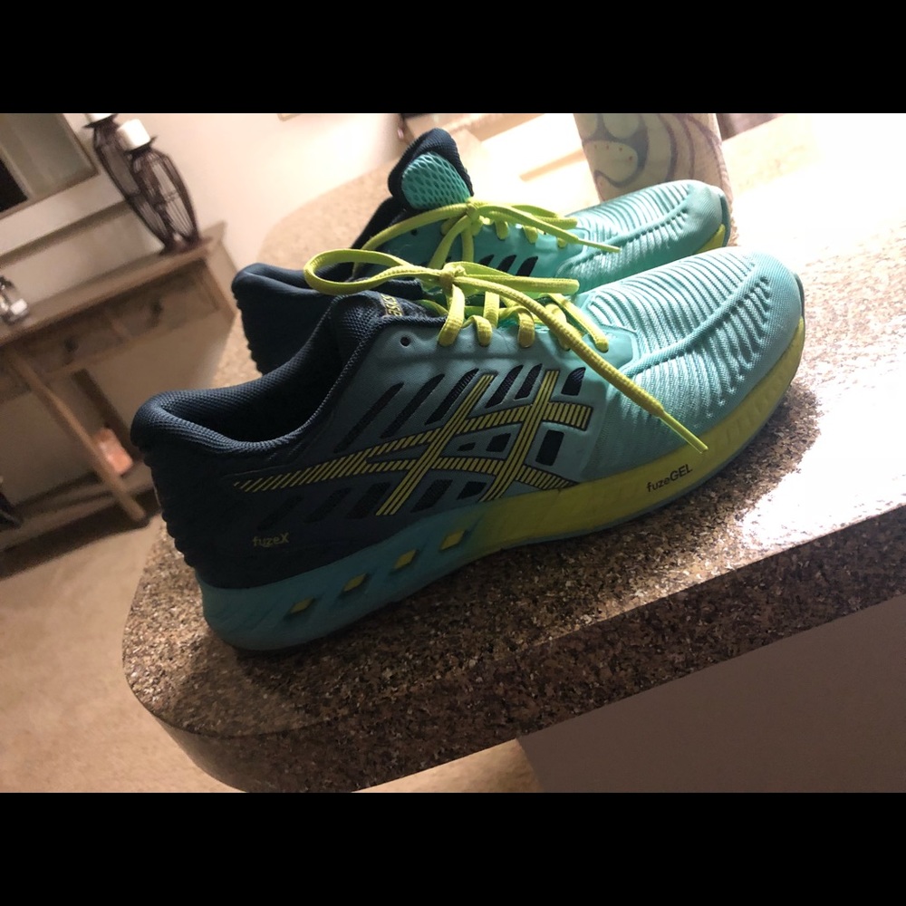 ASICS running shoes - Picture 2 of 3